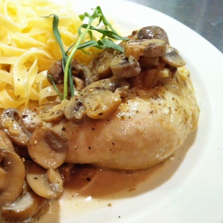 Estragonpoulet mit Champignons