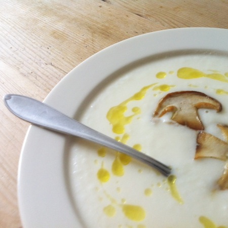 Blumenkohlsuppe mit Steinpilzöl
