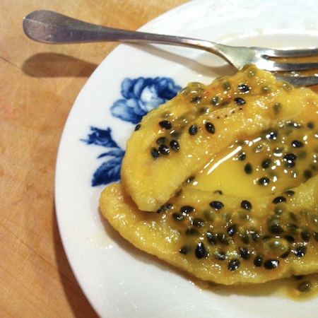 Gebackene Bananen mit Passionsfrucht