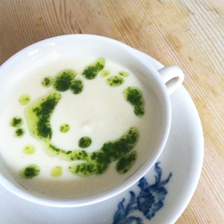 Petersilienwurzelsuppe mit Petersilienöl