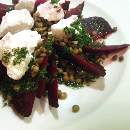 Salat aus Puy Linsen, Randen und Ziegenkäse an Dillvinaigrette