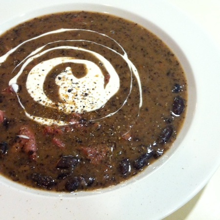 Schwarze Bohnensuppe mit Gnagi