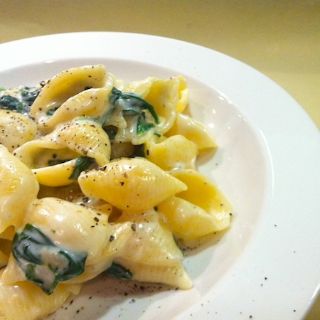 Conchiglie mit Gorganzola-Mascarpone und Spinat