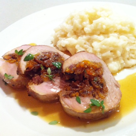 Gefülltes Schweinsfilet mit Aprikosen und Speck