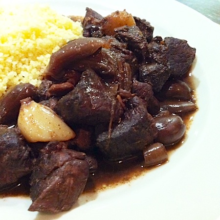 Lamm in Rotwein mit Oliven, Zwiebeln und Knoblauch