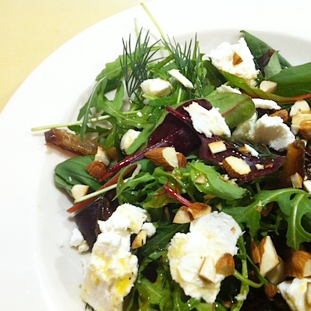 Salat mit Datteln und Ziegenkäse