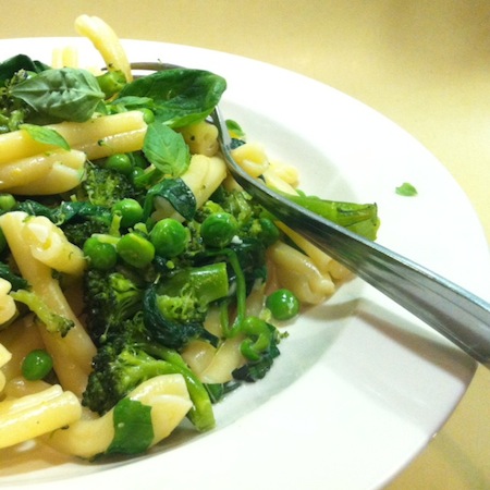 Casareccia mit grünem Gemüse