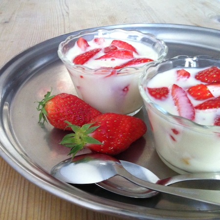 Limetten-Posset mit Amaretti und Erdbeeren