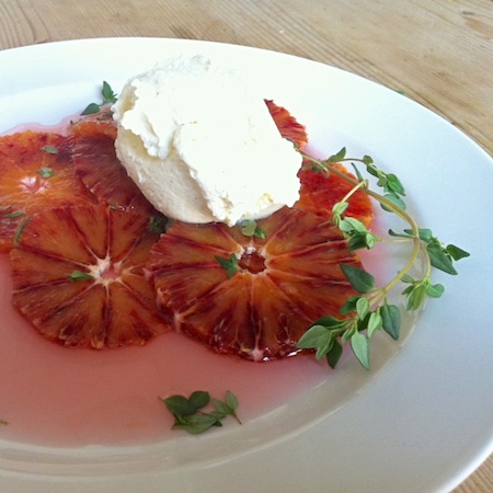 Orangen an Thymiansirup und Mascarponecreme