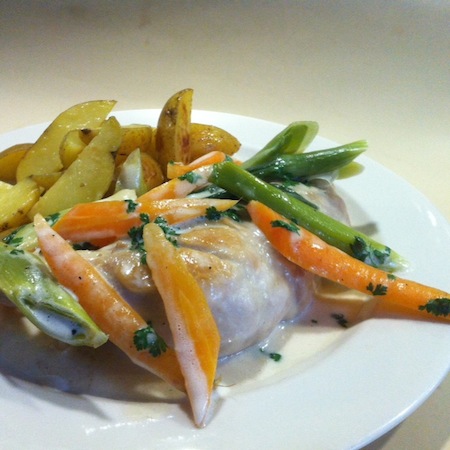 Coq au Riesling mit Frühlingsgemüse an Kerbelrahm