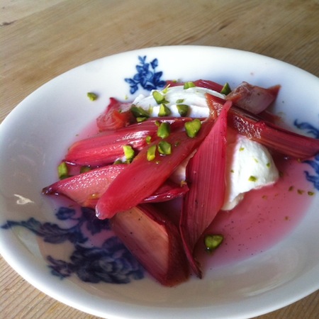 Gebackener Rhabarber mit griechischem Joghurt und Pistache