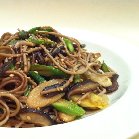 Soba-Nudeln mit Shiitake und Spargel