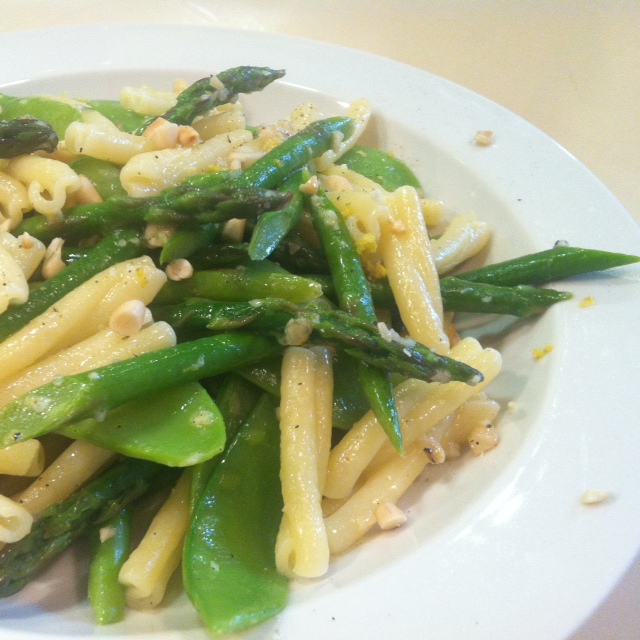 Casarecce mit Spargel und Kefen an Zitronenpesto