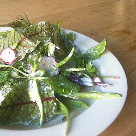 Frühlingssalat mit Spargel an Ricottadressing