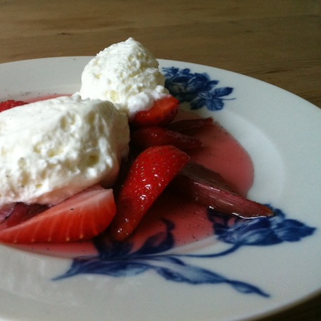 Quarkcreme mit Erdbeer-Rhabarberkompott