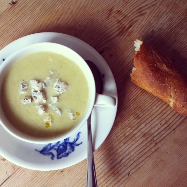 Stangenselleriesuppe mit Stilton