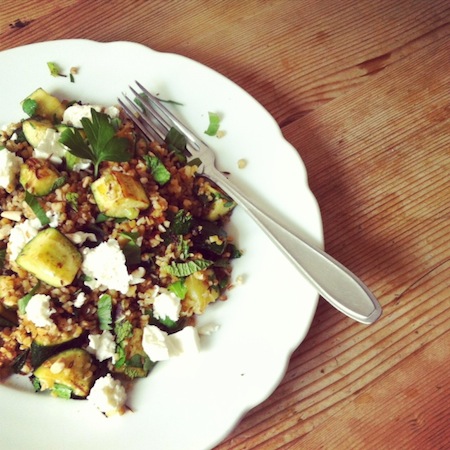 Gebratene Zucchini mit Bulgur und Feta