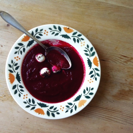 Randensuppe mit Ziegenfrischkäse und Maggiapfeffer