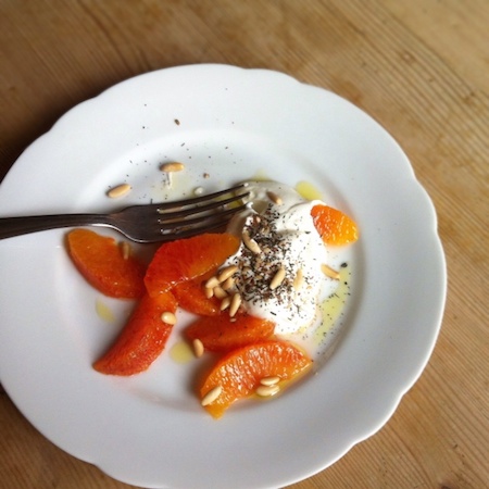 Orangen mit Joghurt, Za'atar und gerösteten Pinienkernen