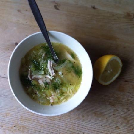 Zitronige Hühnersuppe mit Orzo