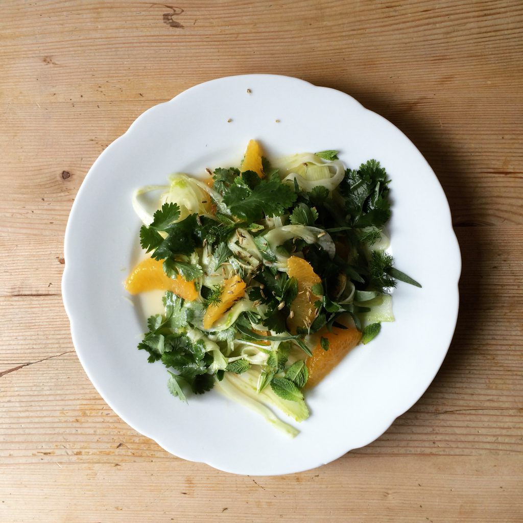 Fenchel-Orangensalat mit Koriander, Estragon und Minze – Einfach Essen