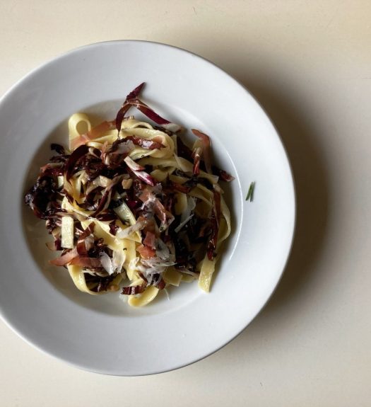 Tagliatelle con prosciutto e radicchio